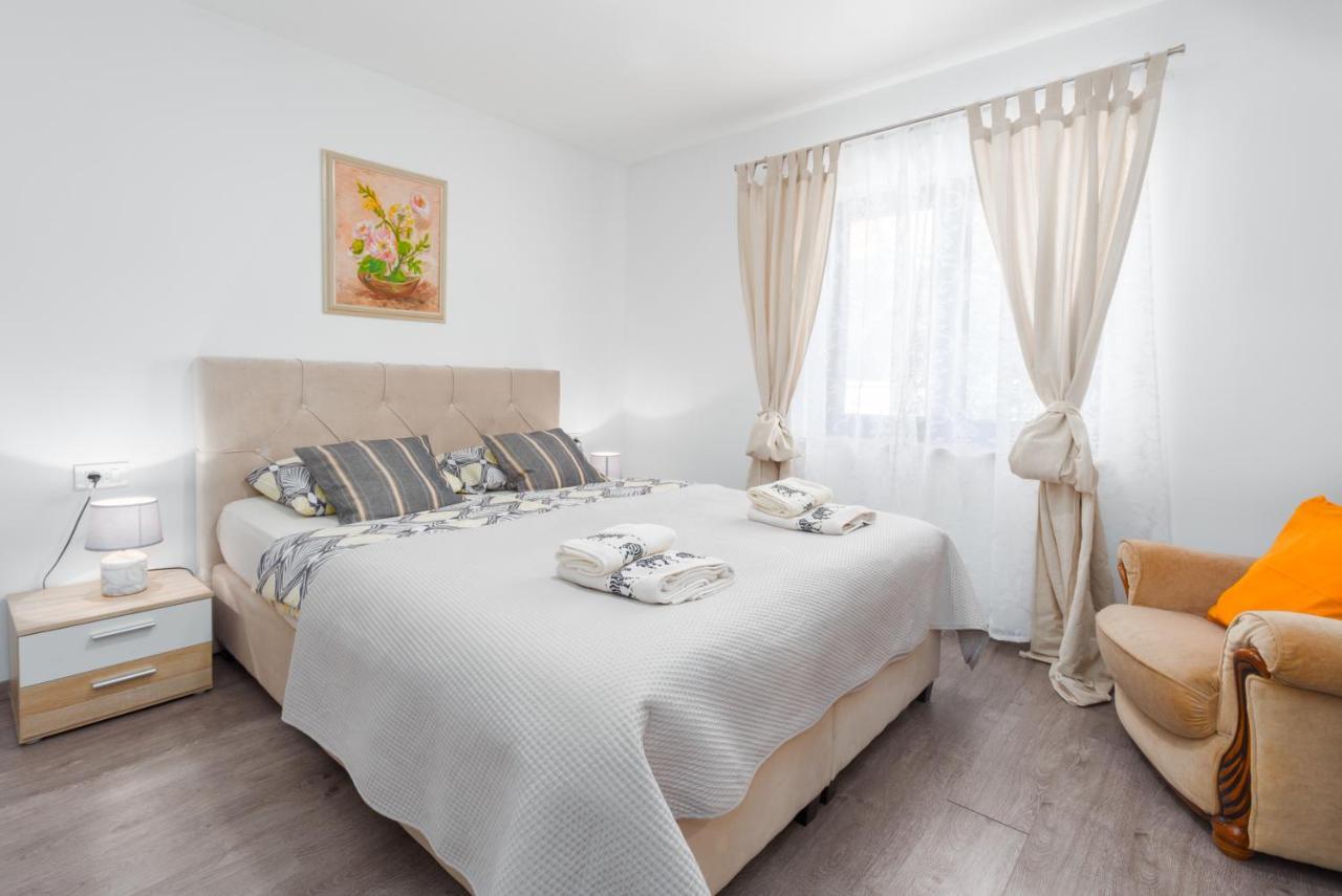 Alex Deluxe Apartments On Beach Poreč Dış mekan fotoğraf